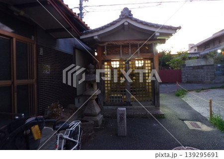 住宅街にあるお地蔵様 住宅街にあるお地蔵様 139295691