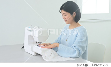 ミシン  女性 イメージ 139295799