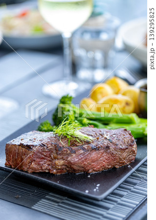 サーロインステーキ肉中心の縦写真 サーロインステーキ肉中心の縦写真 139295825