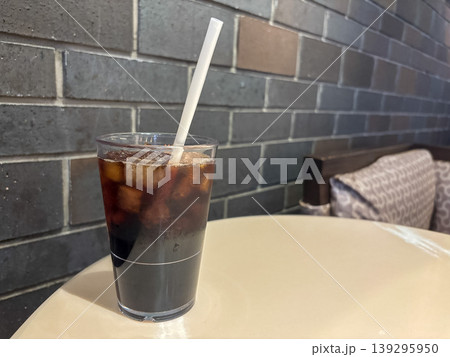 アイスコーヒーとレンガ風の壁 139295950
