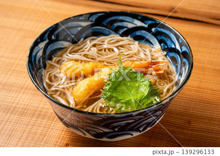 海老天かけ蕎麦 温かいそばに天ぷらを添えた和食 海老天かけ蕎麦 温かいそばに天ぷらを添えた和食 139296133