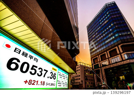 日本の東京都市景観初6万円突破・6万0537円36銭・株価/終値。半年で6万台と史上最速の大台替わり 日本の東京都市景観初6万円突破・6万0537円36銭・株価/終値。半年で6万台と史上最速の大台替わり 139296197