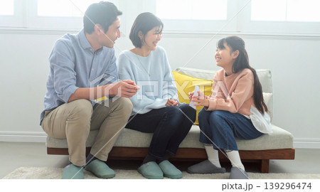 お年玉 家族 イメージ お年玉 家族 イメージ 139296474
