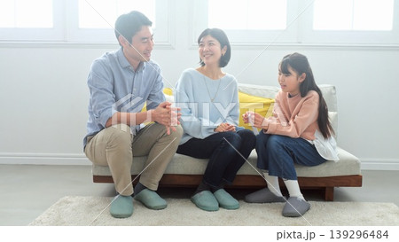 お年玉 家族 イメージ お年玉 家族 イメージ 139296484