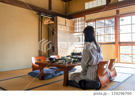 旅館の懐石料理を前に両親を待つ娘 旅館の懐石料理を前に両親を待つ娘 139296700