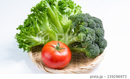サラダ野菜の盛り合わせ レタスとブロッコリーとトマトの新鮮野菜 白背景 サラダ野菜の盛り合わせ レタスとブロッコリーとトマトの新鮮野菜 白背景 139296973