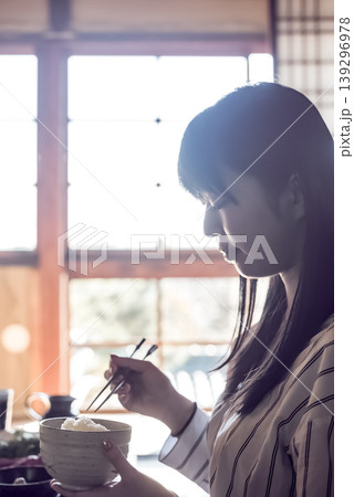 旅館で日本食を食べる若い女性の横顔 旅館で日本食を食べる若い女性の横顔 139296978