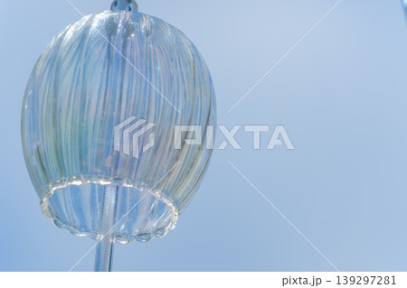 夏の青空に透ける涼しげなガラスの風鈴 夏の青空に透ける涼しげなガラスの風鈴 139297281