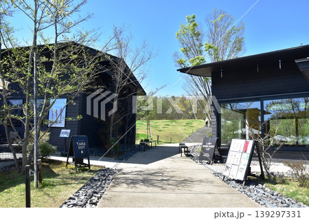 町田薬師池公園四季彩の杜西園（ウェルカムゲート）　散策路と観光施設と新緑 139297331