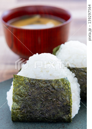 海苔を巻いた美味しいおにぎりと味噌汁 海苔を巻いた美味しいおにぎりと味噌汁 139297564
