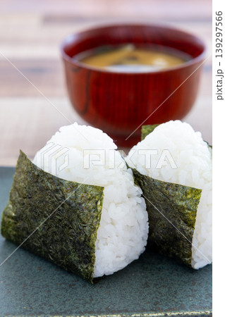 海苔を巻いた美味しいおにぎりと味噌汁 139297566