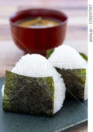 海苔を巻いた美味しいおにぎりと味噌汁 海苔を巻いた美味しいおにぎりと味噌汁 139297567