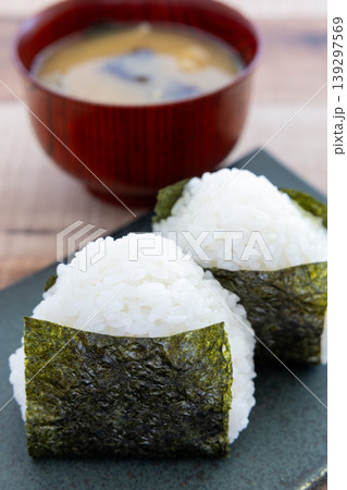海苔を巻いた美味しいおにぎりと味噌汁 海苔を巻いた美味しいおにぎりと味噌汁 139297569