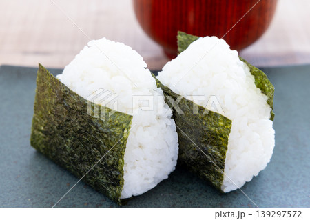 海苔を巻いた美味しいおにぎりと味噌汁 海苔を巻いた美味しいおにぎりと味噌汁 139297572