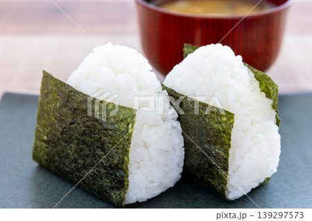 海苔を巻いた美味しいおにぎりと味噌汁 139297573