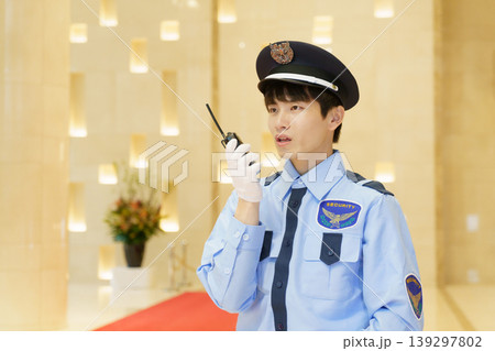 トランシーバーで会話する若い日本人男性警備員　撮影協力：学校法人電波学園　東京電子専門学校 139297802