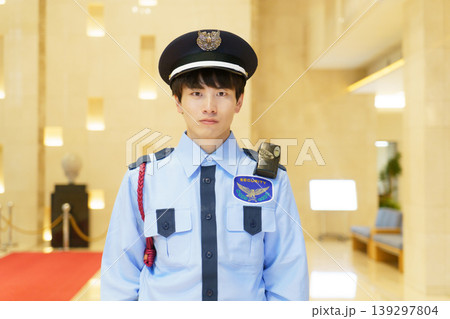 オフィスビルのロビーに立つ若い日本人男性警備員　撮影協力：学校法人電波学園　東京電子専門学校 139297804