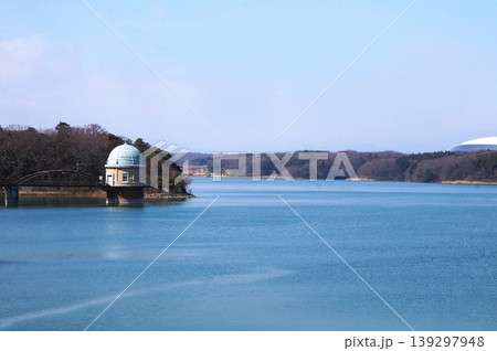 多摩湖(村山貯水池)に浮かぶクラシックなドーム屋根の取水塔と青空 多摩湖(村山貯水池)に浮かぶクラシックなドーム屋根の取水塔と青空 139297948
