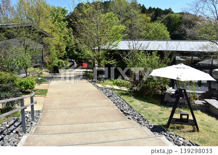 町田薬師池公園四季彩の杜西園（ウェルカムゲート）　観光施設と散策路と新緑 139298033