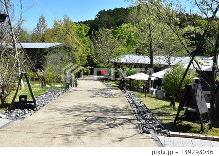 町田薬師池公園四季彩の杜西園(ウェルカムゲート) 観光施設と散策路と新緑 町田薬師池公園四季彩の杜西園(ウェルカムゲート) 観光施設と散策路と新緑 139298036