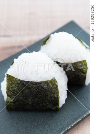 海苔を巻いた美味しいおにぎり 海苔を巻いた美味しいおにぎり 139298250