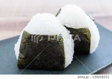 海苔を巻いた美味しいおにぎり 海苔を巻いた美味しいおにぎり 139298251