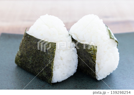 海苔を巻いた美味しいおにぎり 海苔を巻いた美味しいおにぎり 139298254