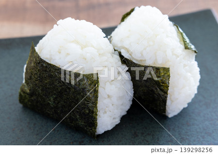 海苔を巻いた美味しいおにぎり 海苔を巻いた美味しいおにぎり 139298256