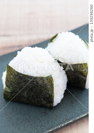 海苔を巻いた美味しいおにぎり 海苔を巻いた美味しいおにぎり 139298260