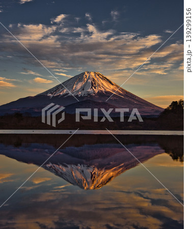 日本の絶景 富士五湖・精進湖から仰ぐ朝焼けの富士山 日本の絶景 富士五湖・精進湖から仰ぐ朝焼けの富士山 139299156