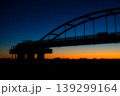 朝焼けの空に浮かぶアーチ橋のシルエット 139299164