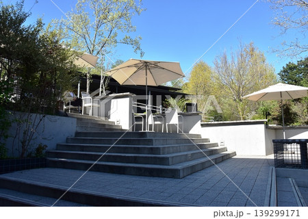 町田薬師池公園四季彩の杜西園(ウェルカムゲート) 観光施設とテラス席と新緑 町田薬師池公園四季彩の杜西園(ウェルカムゲート) 観光施設とテラス席と新緑 139299171