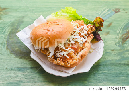 鶏竜田揚げバーガー 鶏竜田揚げバーガー 139299378