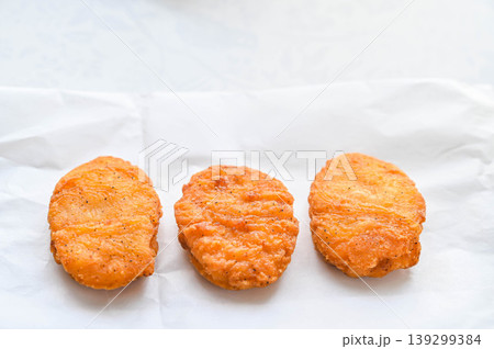並んだチキンナゲット 並んだチキンナゲット 139299384