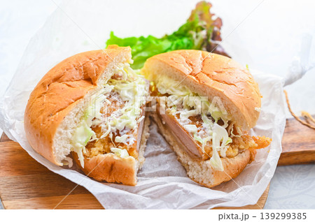 カットした鶏竜田揚げバーガー 139299385