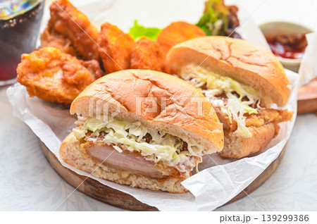 カットした鶏竜田揚げバーガー 139299386