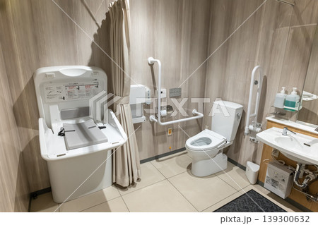 手すりやオストメイト対応設備を備えた清潔で広々とした多目的トイレのインテリア 手すりやオストメイト対応設備を備えた清潔で広々とした多目的トイレのインテリア 139300632