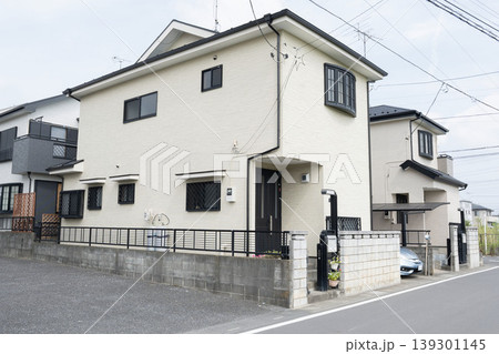 日本の現代的な一軒家と静かな住宅街の風景/都市近郊の分譲住宅 139301145