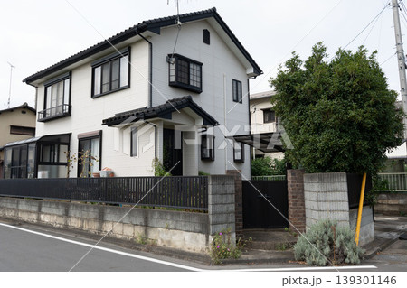 日本の現代的な一軒家と静かな住宅街の風景/都市近郊の分譲住宅 日本の現代的な一軒家と静かな住宅街の風景/都市近郊の分譲住宅 139301146