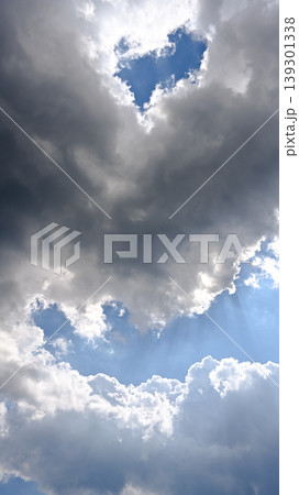 雲多き空（縦構図） 139301338