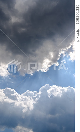 雲多き空（縦構図） 139301339