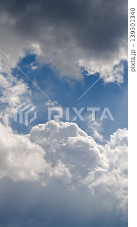 雲多き空（縦構図） 139301340