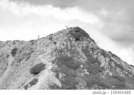 南アルプス仙丈ヶ岳の登山:仙丈ケ岳の山頂が見えた、後少しで山頂(新聞、雑誌用) 南アルプス仙丈ヶ岳の登山:仙丈ケ岳の山頂が見えた、後少しで山頂(新聞、雑誌用) 139301489