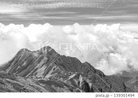 南アルプス仙丈ヶ岳の登山:仙丈ケ岳の山頂から見る大仙丈ケ岳(新聞、雑誌用) 南アルプス仙丈ヶ岳の登山:仙丈ケ岳の山頂から見る大仙丈ケ岳(新聞、雑誌用) 139301494