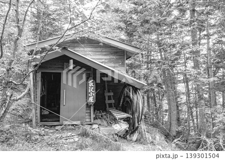 南アルプス仙丈ヶ岳の登山:薮沢小屋の到着。この先に雪渓があります(新聞、雑誌用) 南アルプス仙丈ヶ岳の登山:薮沢小屋の到着。この先に雪渓があります(新聞、雑誌用) 139301504