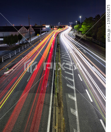 夜の幹線道路を流れる車の光跡　長時間露光による光のライン 139301875