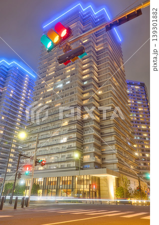 夜の都会にそびえる高層タワーマンションと信号機の風景 139301882