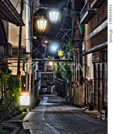 夜の渋温泉 レトロな街灯が照らす石畳の路地裏 夜の渋温泉 レトロな街灯が照らす石畳の路地裏 139301913