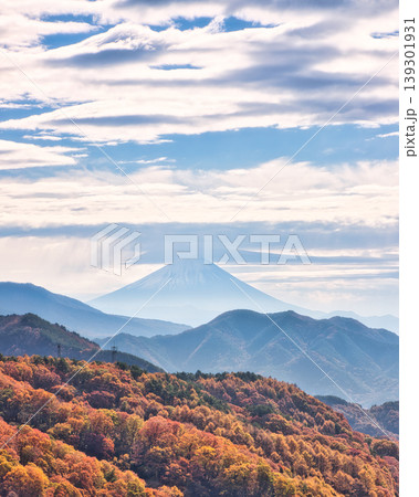 紅葉に染まる山々と雲海に浮かぶ富士山の遠景 139301931