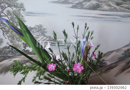 和室の掛け軸背景に活けられた花の静かな和のしつらえ 和室の掛け軸背景に活けられた花の静かな和のしつらえ 139302062